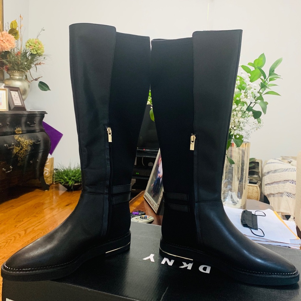 DKNY LRNS BOOT 7.5 . CALF BLACK . NEW  SÚPER SMALL SCRATCH  BARELY NOTICEABLE